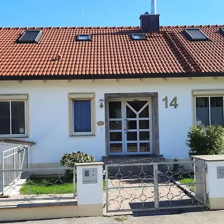 Helle Souterrainwohnung Naehe Flughafen, Landshut Und Muenchen 1 Bis 5 Personen Bruckberg