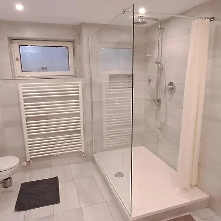 Helle Souterrainwohnung Naehe Flughafen, Landshut Und Muenchen 1 Bis 5 Personen Daire *
